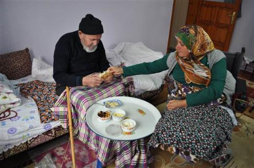 <P>Hep ocukluk gnlerini, koarak okula gittii dnemleri hayal ettiini anlatan Soyer, "Komay o kadar ok zledim ki hayali bile beni heyecanlandryor. Sanki tekerlekli sandalyemden kalkacak gibi oluyorum. Kalkamaynca da ok zlyorum. Ama yine de isyan etmiyor halime krediyorum. Evlenip, ocuklarm olmasn da ok isterdim. Ama Rabbim ksmet etmedi" diye konutu.</P>