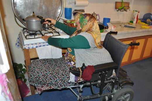 <P>Babasnn Ba-Kur'dan emekli olduunu, kendisinin de 3 ayda bir engelli maa aldn ifade eden Soyer, maddi anlamda ok byk bir sknt yaamadklarn ama kendisinin de ya ilerledii iin evin ihtiyacn karlamakta zaman zaman zorlandn belirtti.</P>