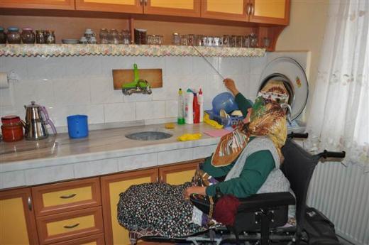 <P></P>  <P>"KOMAYI OK ZLEDM"</P>  <P></P>  <P>                        Haftada bir gn de olsa evin genel ilerinde kendisine yardmc olabilecek birisinin olmasn ok istediini ifade eden Soyer, hibir zaman olmayacan bilmesine ramen en ok yrmeyi ve komay zlediini syledi.</P>