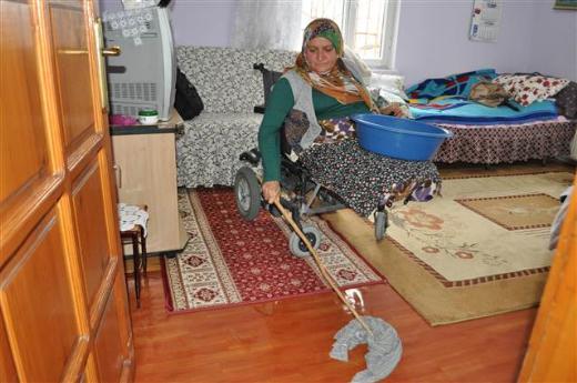 <P>Arkada ve akrabalarnn babasn bakmevine yatrmay teklif etmelerine ramen kesinlikle kabul etmediini dile getiren Soyer, yle devam etti:</P>