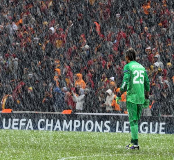 Tuttosport: Trk ii. Galatasaray-Juventus ma youn kar ya yznden 31. dakikada tatil edildi.