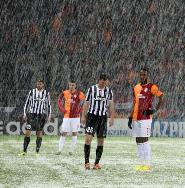 Ata Demirer: Bak en temizi 2 gn sonraya ertelensin ma,adamlar pazardan beri burda sklmlardr !koy 2 gn daha iyice bunalrlar otelde..gerisi kolay