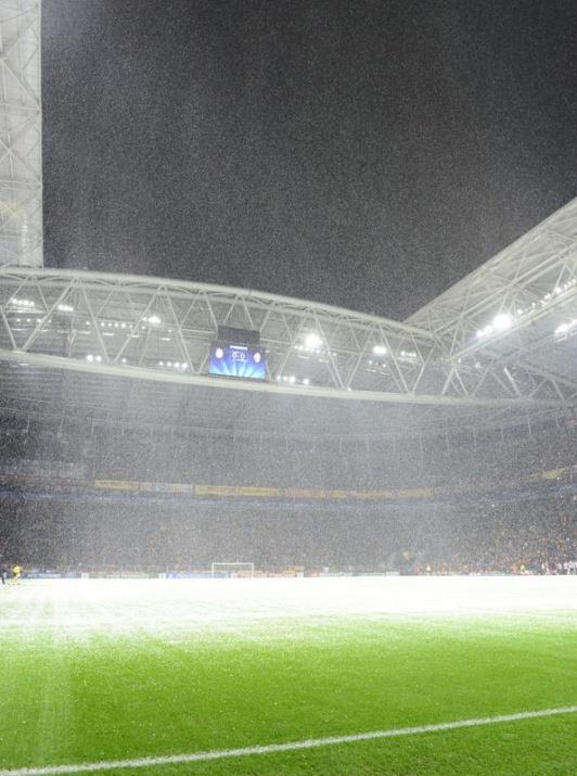 Ertem ener: peki soru u ; Galatasaray bu k bu statta hi oynayamayacak m ? bu kadar kar ile tatil edilirse ????