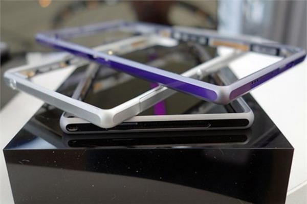 <p><b>Sony Xperia Z1</b></p>  Cihazn metal ereveleri k grnmne katk salyor.