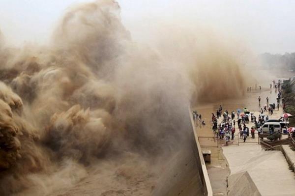 in'in byk Sar Nehri zerine kurulan barajn kapaklarnn ald an