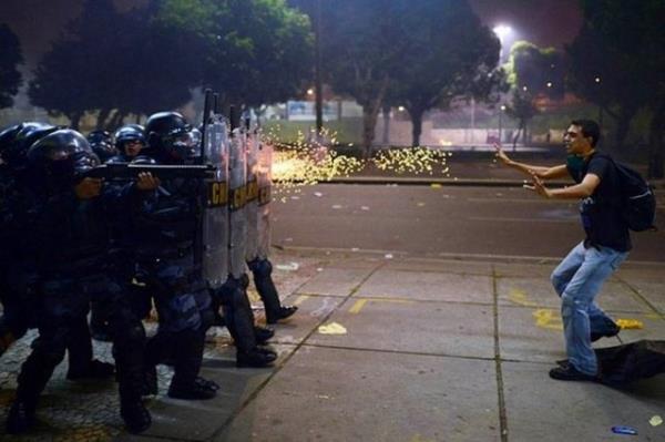 Brezilya, Rio de Janeiro'daki halk ayaklanmalarnda bir protestocu plastik mermi ile vurulurken.