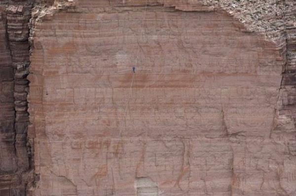 Nik Wallenda, Arizona'da Colorado Nehri zerinde yaklak 5cm kalnlnda, 400metre uzunluunda elik kablonun zerinde yrrken.