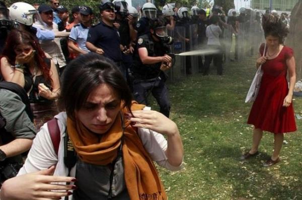 Gezi Park eylemlerinin sembollerinden biri, "krmz elbiseli kadn"