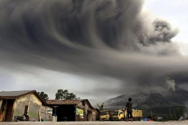 Endonezyal bir ocuk, Sinabung Volkan'ndan kan klleri izlerken