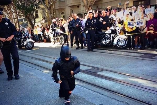 5 yandaki Lsemi hastas iin "Bir Dilek Tut Vakf" tarafndan dzenlenen organizasyonda, Batkid kostmyle ehri selamlarken..