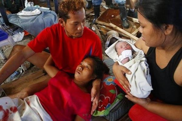 Filipinler'in grd en byk tayfun sonrasnda dnyaya gzlerini aan bir bebek