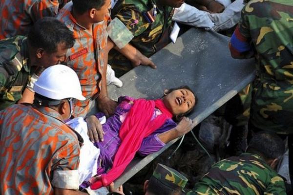 Banglade'te ken bir fabrika enkazndan 16 gn sonra kurtarlan kadn