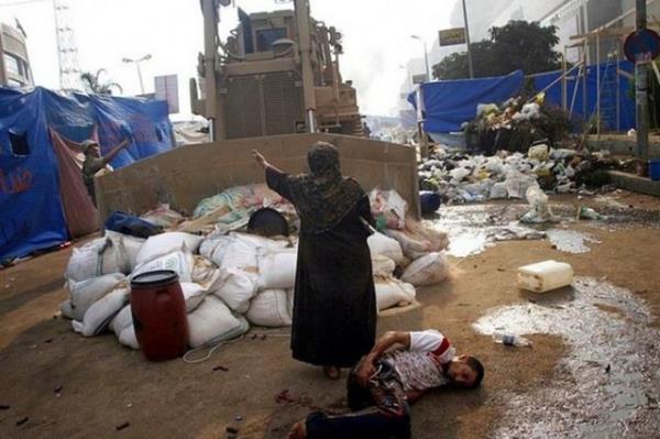 Kahire'de bir kadn askeri buldozerin yaral yaknn ezmesini engellemeye alrken