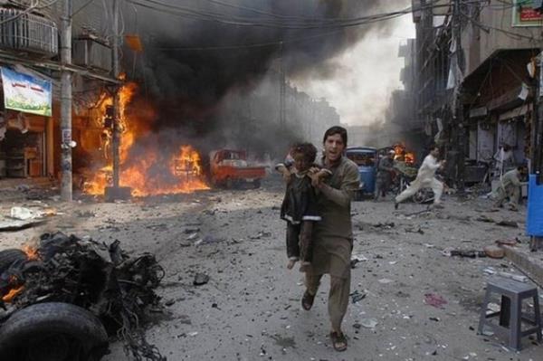 Pakistanl bir adam ocuunu intihar bombas saldrsndan karrken
