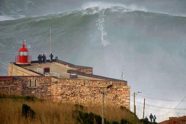 Garett McNamara, en byk dalgada surf yapma Guiness rekorunu krmaya alrken.. Nazare, Portekiz