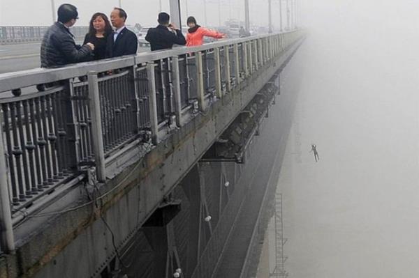 in'deki Yangtze Nehri Kprs'nde intihar eden bir kiinin kameraya takld an