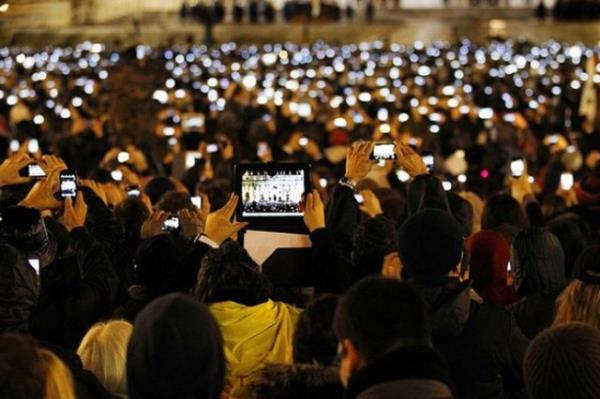 Yeni Papa ilk konumasn yaparken Vatikan'daki katolikler