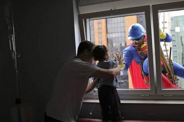 Sao Paulo'da bir ocuk hastanesinin camlarn temizleyen iiler sper kahraman klnda