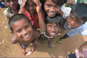 <p><b>Komorolar</b></p>  Komorolar  5 ya ve alt ocuklarn % 42sinin kronik zafiyet geirdii Komorolarda, kiibana den milli gelir 600 dolar ve her be ocuktan en az biri ar zafiyet geiriyor.