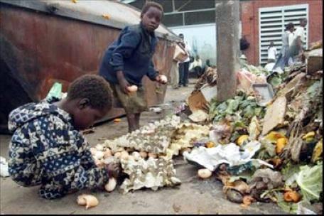 <p><b>Zimbabve </b></p>    Aln kol gezdii Afrika lkelerinden olan Zimbabwe'de ocuklar her zaman olduu gibi herkesten daha fazla madur durumda. Politik iddet, i sava ve fakirliin vurduu Zimbabve'de kiibana den milli gelir 500 dolar gemiyor.