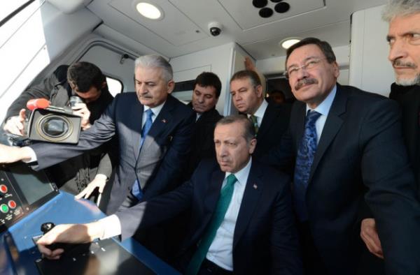 Babakan Erdoan'a incelemeleri srasnda Ulatrma, Denizcilik ve Haberleme Bakan Binali Yldrm ve Ankara Bykehir Belediye Bakan Melih Gkek de elik etti.