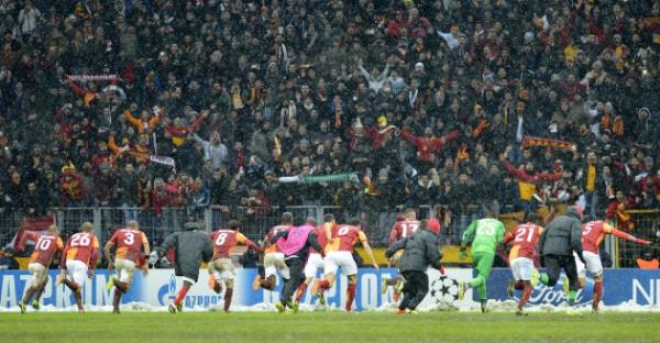 WELT: KAR KAOSUNDA DELLO GALATASARAY'IN Man bugn kalan ksmnda Roberto Mancini'nin talebelerinin 85'inci dakikada att gole ampiyonlar Ligi'nde ikinci tura ykseldii ifade edildi.