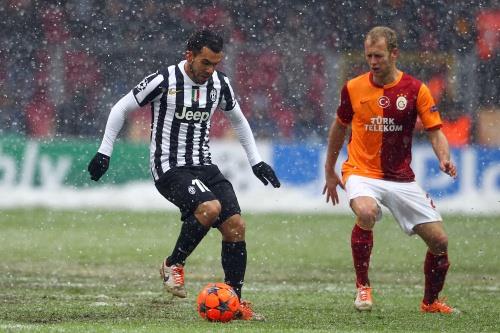 Fransz L'Equipe gazetesi, Galatasaray'n UEFA ampiyonlar Ligi'nde Juventus karsndaki 1-0'lk galibiyetini, "Galatasaray, Juve'ye kapy gsterdi" balkl haberiyle yaymlad. Juventus'un iki gnlk seyahatinin bir kabusa dnt kaydedilen haberde, Galatasaray'n "20 saatten fazla sren karlama" sonucunda tur atlad belirtildi.