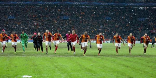 Uluslararas haber ajans Reuters, Galatasaray' bir st tura karan goln 85'inci dakikada Drogba'nn kafa pasn iyi deerlendiren Wesley Sneijder'den geldiini belirtti.