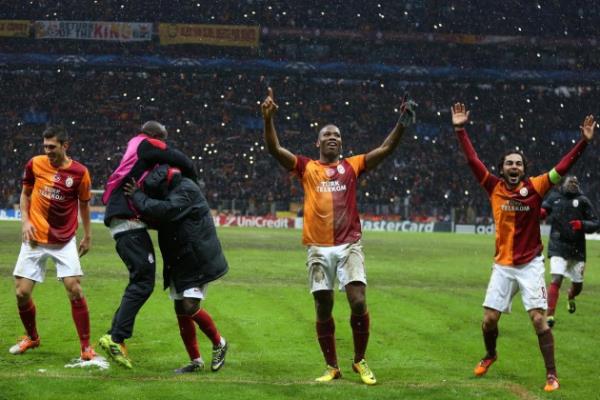 ampiyonlar Ligi'nde Galatasaray'n talyan Juventus takmn 85'inci dakikada Wesley Sneijder'n golyle 1-0 yenerek bir st tura ykselmesi dnya basnnda geni yer buldu.