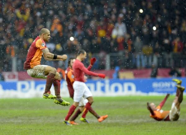 Galatasaray'n golnn 85'inci dakikada Wesley Sneijder'in de att belirtildi.