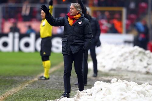 El Mundo Deportivo da "Juventus'u ampiyonlar Ligi'nden Galatasaray eledi" balyla verdii haberde, "stanbul'daki kar frtnas Galatasaray'a yarad ve Hollandal Sneijder'in gol sayesinde Galatasaray, Real Madrid'in arkasndan grup ikincisi olarak kt" deerlendirmesini yapt.