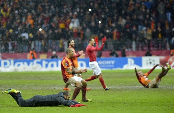 Haberde, stanbul'da youn kar ya nedeniyle Galatasaray-Juventus mann dn gece ertelendii ve man kalan sresinin bugn tamamland belirtildi.