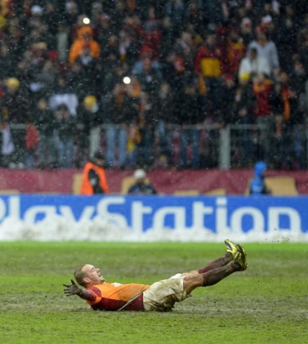 WELT: KAR KAOSUNDA DELLO GALATASARAY'IN Alman Die Welt gazetesi internet sayfasnda Galatasaray'n ampiyonlar Ligi'ndeki zaferini "Kar kaosunda dello Galatasaray'n" balyla verdi.