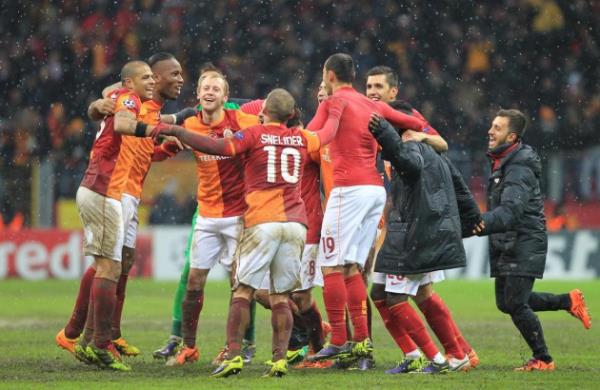 Il Messaggero: "Sneijder imzay att, Juventus elendi! Juve'nin yolu stanbul'da karlar altnda kald!"