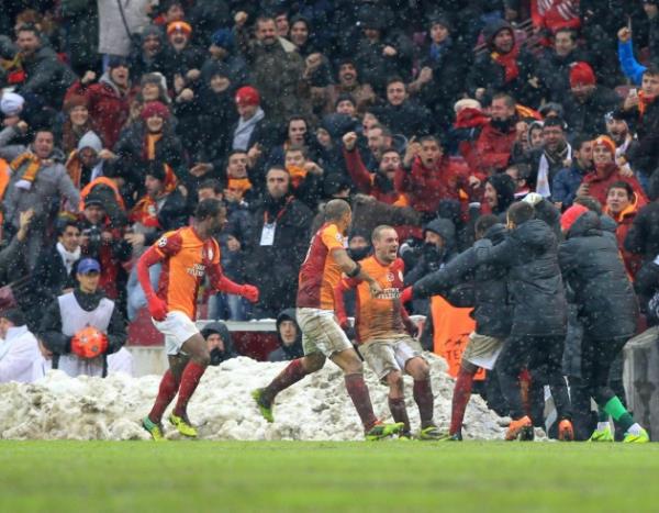 Hollandal oyuncunun yan sra Didier Drogba'nn asistinin de vgye deer olduundan bahseden UEFA.com, "Bitime 5 dakika kala Sneijder'in lmcl darbesi, Galatasaray'n talyan ampiyonunu eleyerek son 16'ya kalmasn salad" ifadesine yer verdi.