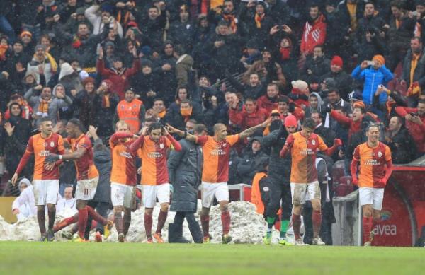 Turnuvann organizatr UEFA'nn internet sitesi, "Sneijder'in vuruu, Galatasaray'a turu getirdi" manetini kulland.