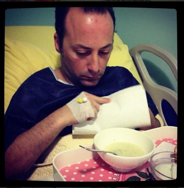 evik, paylat fotorafn altna "Sahnede insan gibi hareketler yapmazsan soluu ameliyatta alrsn" notunu yazd.