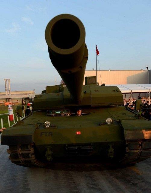 <p><b>4 mrettebat grev yapacak</b></p>  ALTAY tanknda tank komutan, nianc, src ve doldurucu olarak 4 mrettebat grev yapacak. ALTAY?n zerinde ana silah olarak, birok farkl mhimmatlar atabilen 120 mm?lik 55 kalibre top bulunacak. Ana silah ve yardmc silahlarn kontrol edilmesi iin ALTAY?a zel yeni nesil at kontrol sistemi almalar ise devam ediyor. Bu sistem sayesinde ALTAY hareket halindeki hedefleri bile ok yksek isabet oranyla vurabilecek.