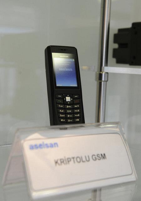 <p><b>YZDE 100 YERL KRPTOLU CEP TELEFONU</b></p>  ASELSAN ve Teknomobil UyduHaberleme A.. tarafndan Trkiye?nin ilk yzde yz yerli kriptolu haberleme cihaz gelitirildi. 2110 MEMKad verilen cep telefonu yasa d dinlenme ihtimalini ortadan kaldryor.