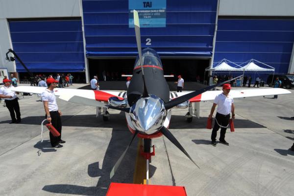 <p><b>LK YERL UAK HRKU</b></p>  Trk mhendisler tarafndan retilen ikinci hava arac olan Hrku saatte 574 kilometre maksimum seyir hzna ulaabiliyor. Perdvites hz (ini konfigrasyonu) 143 km/sa olan Hrku'un maksimum trmanma hz ise deniz seviyesinde 22 m/s olarak belirtiliyor. Azami servis irtifasnn 10 bin 577 kilometre olduu kydedilen Hrku'un, 15 bin ft'de maksimum havada kalma sresi ise 4 saat 15 dakika. Yine 15 bin ft'de 1478 km gidebilen Hrku, deniz seviyesinde 489 metre kalk mesafesine sahip. Tamam Trk mhendisler tarafndan tasarlanan uan ini mesafesi ise 593 metre.