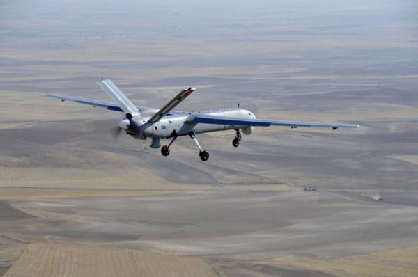 <p><b>Teknik zellikler:</b></p>  ANKA sistemi temel performans parametreleri aada aklanmaktadr:  <p>Servis irtifas: 30,000ft (ASL)</p>  Havada Kal Sresi: 24 saat  <p>Normal Seyir Hz: >75 kts</p>  evre artlar: 15kts yan rzgar, 20 kts ba rzgar, scaklk, nem, yamur ve buzlanma limitleri, MIL-HDBK-310 ile tanmlanmtr.