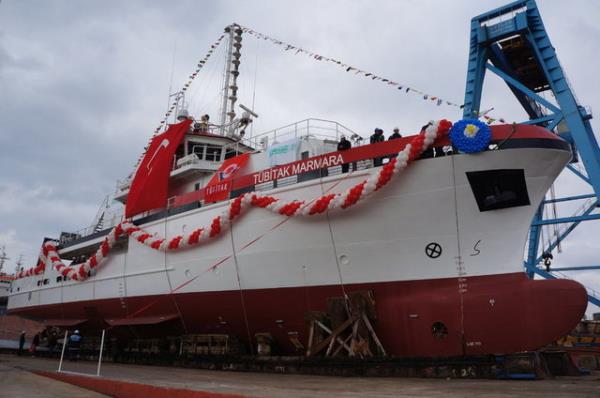 <p><b>LK YERL ARATIRMA GEMS TBTAK MARMARA</b></p>  Trkiye'de yaplan ilk aratrma gemisi TBTAK Marmara, dn dzenlenen trenle denize indirildi. 13.8 milyon TL'ye mal olan 41 metre uzunluunda ve 9.5 metre geniliindeki gemi, sualt canll ve deniz kirlilii aratrmalarnn yan sra gerekli donanmlarn eklenmesiyle petrol ve sismik aratrmalar da yapabilecek.