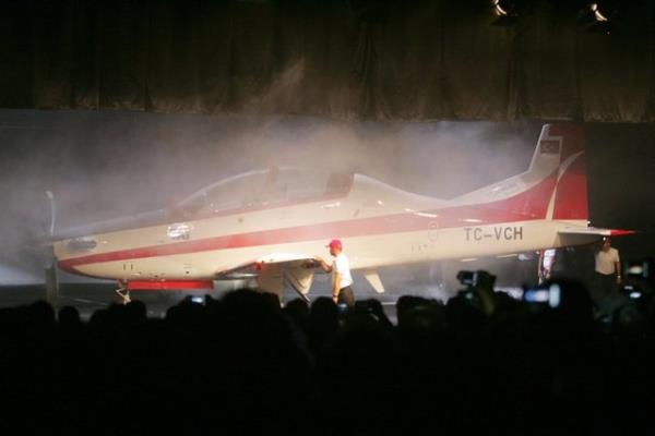 <p><b>6 ylda yapld ve 150 milyon dolara mal oldu.</b></p>  Hangardan ktktan sonra test uular yapacak olan Hrku, dnyadaki muadilleriyle rekabet edebilecek kalitede retildi.  Yetkililer, kendi snfnn en iyisi olarak anlatlan uan, uu mhr aldktan sonra bata Arap lkeleri olmak zere yurtdna da pazarlanabileceini belirtiyor.