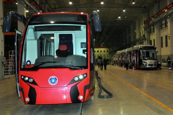 <p><b>LK YERL TRAMVAY PEKBCE</b></p>  Tasarm, mekanik aksamlar ve dijital teknolojileri de dahil olmak zere tamam Durmazlar Makine tarafndan gelitirilen pekbcei, 56 kiilik bir Ar-Ge ve 60 kiilik bir retim ekibinin 2,5 yl sren youn almalar sonucu tamamland. Kapasitesi 250 kii olan ve tam doluyken yzde 8.2'lik eimi trmanabilen tramvayn 'Bogie' olarak adlandrlan yryen aksam da ayn ekibin imzasn tayor. Gelimi teknolojiye ihtiya duyan 'Bogie' retimi u anda Trkiye de dahil sadece 6 lkede gerekletirilebiliyor.