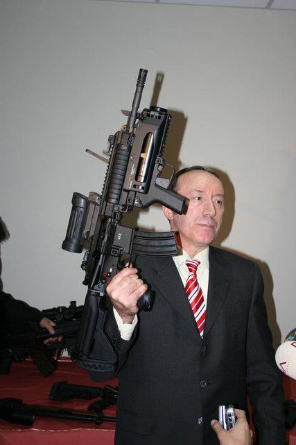 <p><b>LK YERL PYADE TFE MEHMETK-1</b></p>  3 kilo 600 gram arlnda, etkili menzili 500 metre, drbn ve kullancya gre 5 kat bytmeli dipik, kilitlemeli mekanizmaya sahip Mehmetik-1'in piyade tfei olarak prototipi yapld.