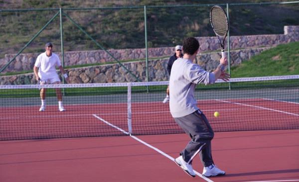 Tenis oynamak (Sahada ve teke tek) 30 dak 242 kalori