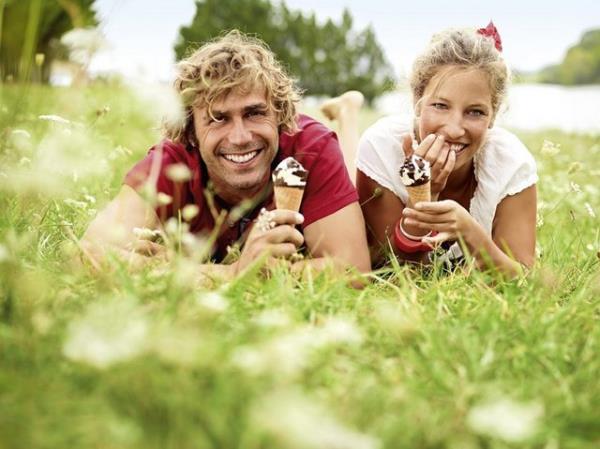 Aslnda derinlerde iten bir kahkahaya ve uuk eyler yapmay arzuluyorlar...