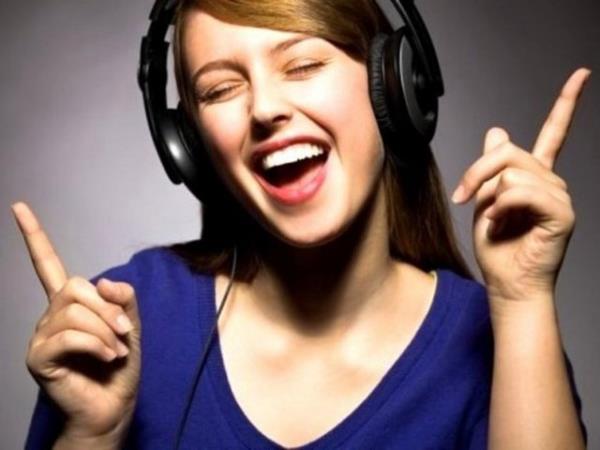 Pozitif duygularla alanlarn performanslarnn, yaratclktan, odaklanmaya ve ii sahiplenmeye kadar birka alanda birden arttn gzlemledi.