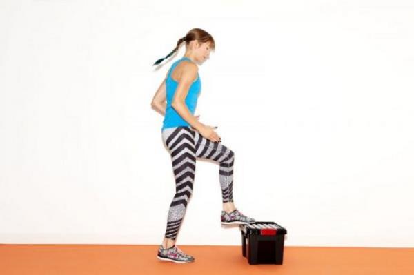 Kutunuzu yere, kendinizden biraz uzaa yerletirin. Bacaklarnz 90 derece ayla aacak ekilde harekete balayn. Kollarnz 45 derecede olsun. 60 saniye boyunca hareketi tekrarlayn