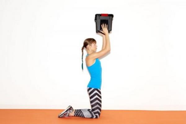 5 kiloluk kutuyu banzn zerine dikkatlice kaldryorsunuz, boynunuz dik